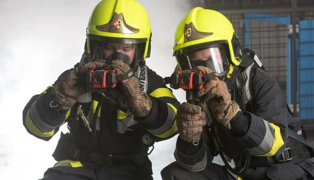Camera nhiệt một thiết bị cần thiết cho lính cứu hỏa.